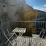 Altbaujuwel Mit Terrasse, Top 21